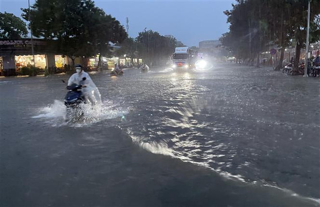 Nhiều tuyến đường tại quận Liên Chiểu (Đà Nẵng) ngập trong nước do mưa lớn liên tục. (Ảnh: Trần Lê Lâm/TTXVN) Hệ thống thoát nước chỉ đáp ứng 20-30% nhu cầu phát triển đô thị hóa ảnh 2