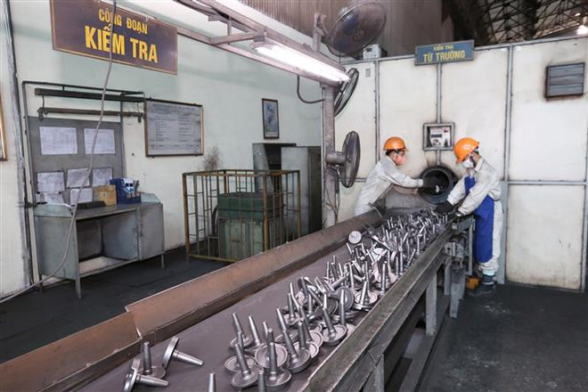 Công đoạn kiểm tra các thông số kỹ thuật trục khuỷu do Công ty TNHH Một thành viên Diesel Sông Công sản xuất. (Ảnh: Anh Tuấn/TTXVN) Doanh nghiệp lên tiếng về những khó khăn khi tiếp cận gói hỗ trợ ảnh 2