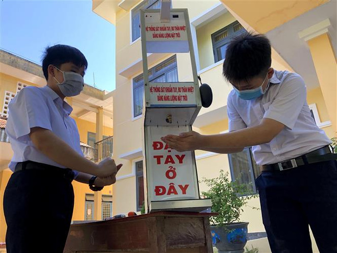 Cô trò Quảng Ngãi sáng chế máy rửa tay tự động không tiếp xúc ảnh 1