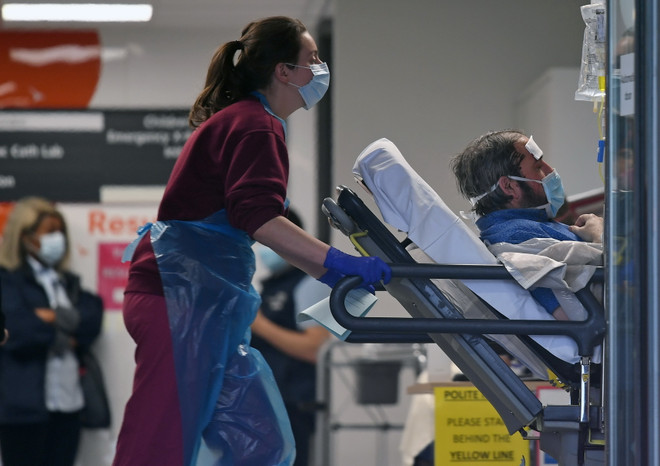 Dịch bệnh COVID-19 ở Anh đã bắt đầu đạt đỉnh. (Ảnh: AFP/TTXVN) Nga ghi nhận số ca nhiễm tăng kỷ lục, dịch bệnh ở Anh đã đạt đỉnh ảnh 1