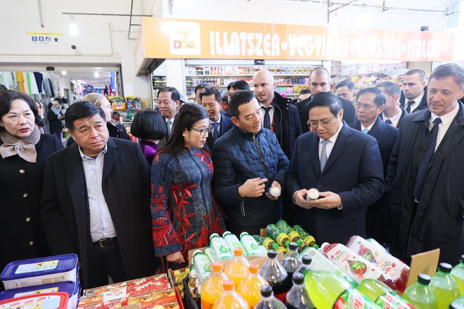 Thủ tướng Phạm Minh Chính và Phu nhân thăm các gian hàng của tiểu thương người Việt Nam tại Trung tâm thương mại Thăng Long. (Ảnh: Dương Giang/TTXVN) ttxvn-trung-tam-thuong-mai-thang-long-1-3037.jpg