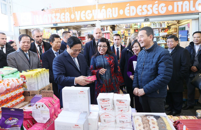 Thủ tướng Phạm Minh Chính và Phu nhân thăm các gian hàng của tiểu thương người Việt Nam tại Trung tâm thương mại Thăng Long. (Ảnh: Dương Giang/TTXVN) ttxvn-trung-tam-thuong-mai-thang-long-2-4226.jpg