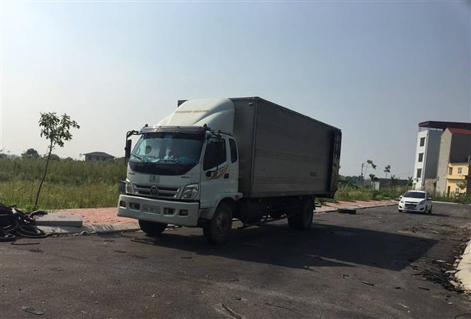 Chiếc xe tải là phương tiện liên quan việc xả chất thải. (Ảnh: Vũ Hà/TTXVN) Phát hiện nhiều dầu thải còn lưu trữ tại Công ty gốm sứ Thanh Hà ảnh 1
