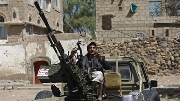Một tay súng phiến quân Houthi. (Nguồn: AFP) Hàng nghìn bộ binh Saudi Arabia chuẩn bị tấn công vào Yemen ảnh 1