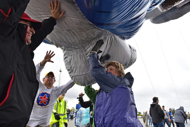 Gió lớn đe dọa lễ diễu hành bóng bay Macy's truyền thống ở New York ảnh 1