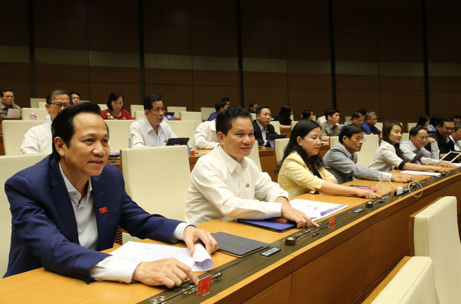 Các đại biểu Quốc hội biểu quyết thông qua Nghị quyết về dự toán ngân sách nhà nước 2020. (Ảnh: Dương Giang/TTXVN) Quốc hội ban hành Nghị quyết Về dự toán ngân sách nhà nước năm 2020 ảnh 2
