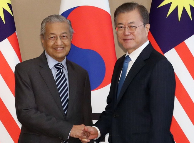 Tổng thống Hàn Quốc Moon Jae-in và Thủ tướng Malaysia Mahathir Mohamad. (Nguồn: Yonhap) Hàn Quốc, Malaysia nhất trí nâng quan hệ lên 'đối tác chiến lược' ảnh 1