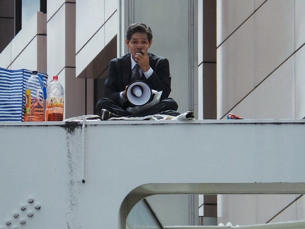 Một người Nhật tự thiêu phản đối quyền phòng vệ tập thể ảnh 1