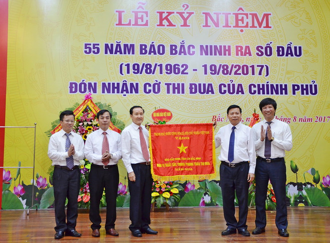 Báo Bắc Ninh vinh dự đón nhận Cờ thi đua của Chính phủ ảnh 1
