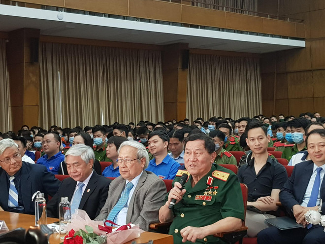 Trung tướng Phạm Tuân tại buổi giao lưu. (Ảnh: BTC) Trung tướng Phạm Tuân truyền lửa đam mê vũ trụ cho giới trẻ ảnh 1