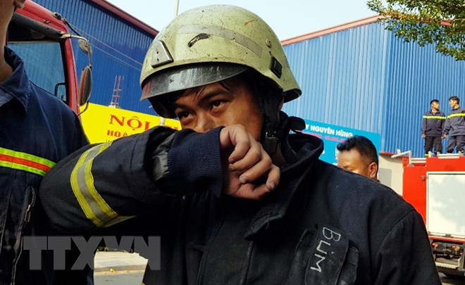Trung sỹ Lê Trường Sơn, lính trinh sát thuộc Phòng Cảnh sát Phòng cháy chữa cháy Quận 8, tham gia cứu nhiều người trong vụ cháy sáng 23/3 tại chung cư Carina. (Ảnh: Mạnh Linh/TTXVN) Sự kiện trong nước 9-15/4: Tín hiệu tích cực từ kinh tế, du lịch ảnh 7