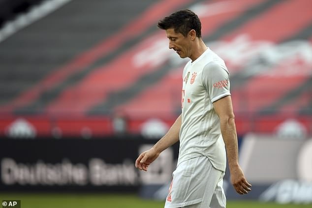 Lewandowski không thể giúp Bayern tránh khỏi thất bại. (Nguồn: AP) Bundesliga: Bayern Munich bại trận, Dortmund thắng tưng bừng ảnh 1