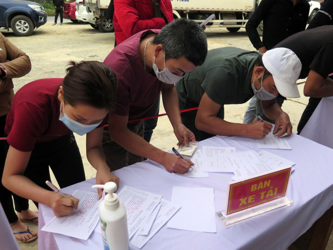 Người dân đến tỉnh Sơn La kê khai thông tin tại chốt kiểm soát liên ngành trên Quốc lộ 6 thuộc huyện Vân Hồ. (Ảnh: Hữu Quyết/TTXVN) Sơn La: Cưỡng chế cách ly một trường hợp trở về từ vùng có dịch ảnh 1