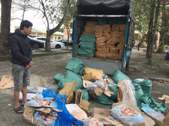 Toàn bộ 172 bao tải, chứa 5,9 tấn động vật bốc mùi hôi thối, màu sắc biến đổi, rọ nước trong thùng xe. (Ảnh: TTXVN phát) Quảng Trị: Thu giữ gần 6 tấn sản phẩm động vật bốc mùi hôi thối ảnh 1