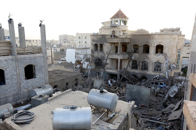 Tàu chiến của liên quân Arab dội bom phiến quân Houthi ở Yemen ảnh 1