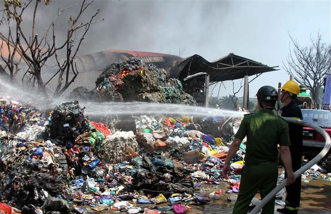 Khống chế đám cháy lớn tại xưởng sơ chế phế liệu ở Thái Bình ảnh 1
