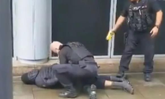 Anh: Tấn công bằng dao tại trung tâm mua sắm ở Manchester ảnh 1