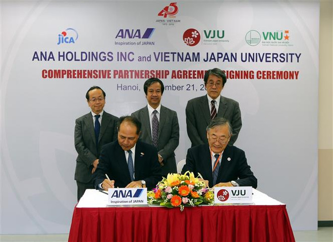 Ông Koji Shibata, Phó Chủ tịch Tập đoàn ANAHD và ông Furuta Motoo, Hiệu Trưởng Trường Đại học Việt Nhật ký thoả thuận hợp tác toàn diện. (Ảnh: Danh Lam/TTXVN) Đại học Việt Nhật hợp tác với hãng ANA trong lĩnh vực nghiên cứu ảnh 1