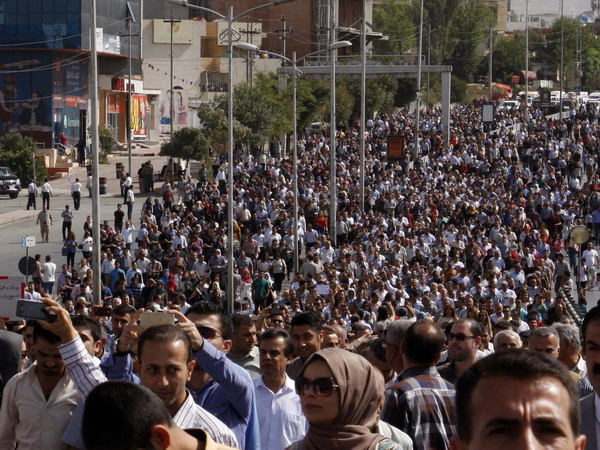 Người biểu tình tập trung tại Sulaimaniyah ngày 27/9. (Nguồn: AFP/ TTXVN) Người đứng đầu cơ quan lập pháp khu tự trị người Kurd từ chức ảnh 1