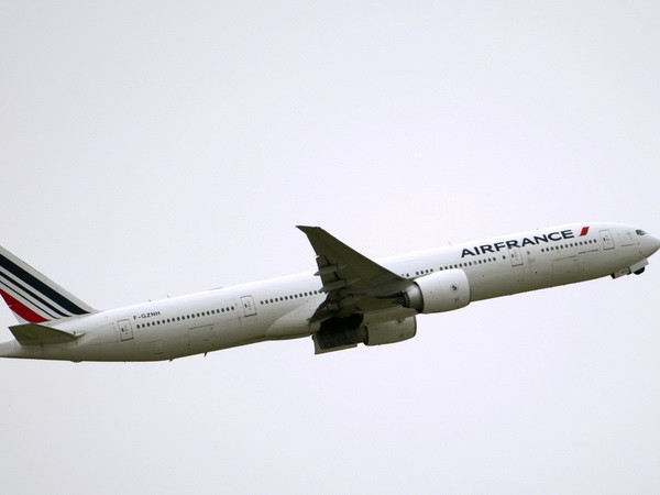 Không quân Anh điều Typhoon chặn máy bay của Air France ảnh 1