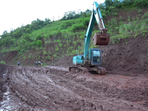 Điện Biên: Vẫn chưa thể thông tuyến Quốc lộ 4H sau sự cố sạt lở ảnh 1