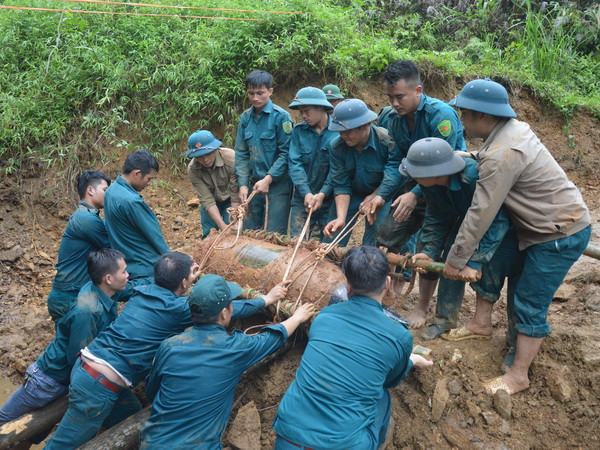 Hủy nổ thành công quả bom nặng 350kg cách khu dân cư 400m ảnh 1