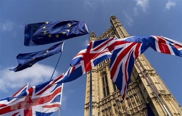 Cờ Anh (phía dưới) tại thủ đô London, Anh. (Ảnh: AFP/ TTXVN) Ít khả năng Liên minh châu Âu ký thỏa thuận như Anh mong muốn ảnh 1