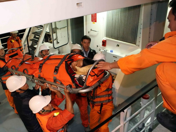 Đà Nẵng: Ngư dân bị cá cắn đã được đưa vào bờ an toàn ảnh 3