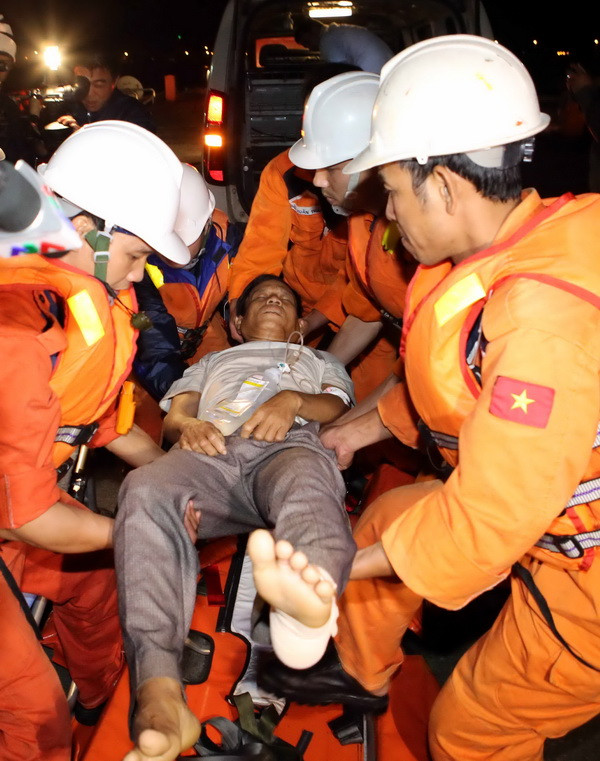 Đà Nẵng: Ngư dân bị cá cắn đã được đưa vào bờ an toàn ảnh 4