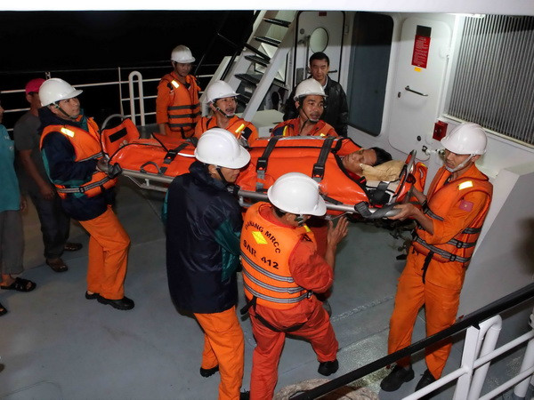 Đà Nẵng: Ngư dân bị cá cắn đã được đưa vào bờ an toàn ảnh 2