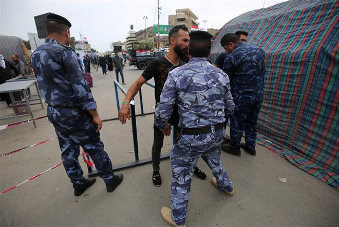 Lực lượng an ninh Iraq gác tại Baghdad ngày 29/3/2019. (Ảnh: AFP/ TTXVN) Bahrain kêu gọi công dân ngay lập tức rời khỏi Iran và Iraq ảnh 1