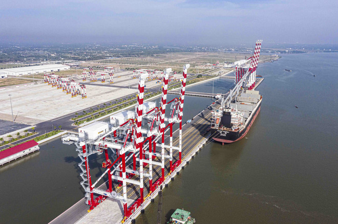 Cảng Quốc tế Long An (huyện Cần Giuộc, tỉnh Long An) hiện lắp đặt 6 thiết bị cẩu STS, 18 cẩu RTG. (Ảnh: Vũ Sinh/TTXVN) ttxvn_long an logistics (8).jpg
