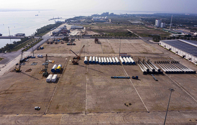Cảng Quốc tế Long An (huyện Cần Giuộc, tỉnh Long An) có tổng mức đầu tư hơn 500 triệu USD với kho bãi rộng khoảng 1 triệu m2, đảm bảo tiếp nhận các mặt hàng siêu trường, siêu trọng thông qua cảng. (Ảnh: Vũ Sinh/TTXVN) ttxvn_long an logistics (4).jpg