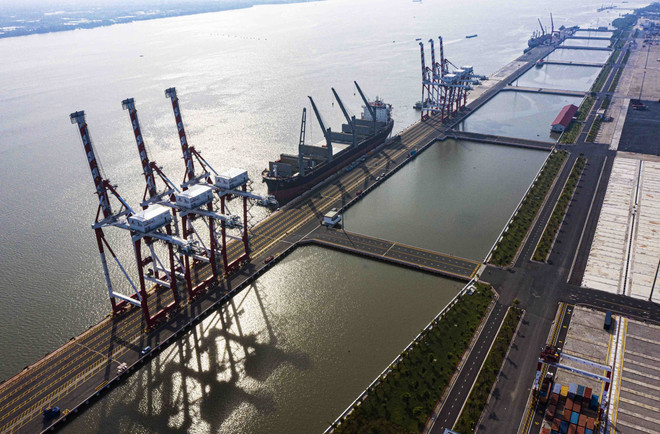Cảng Quốc tế Long An (huyện Cần Giuộc, tỉnh Long An) lắp đặt 6 thiết bị cẩu STS, 18 cẩu RTG. (Ảnh: Vũ Sinh/TTXVN) ttxvn_long an logistics (6).jpg