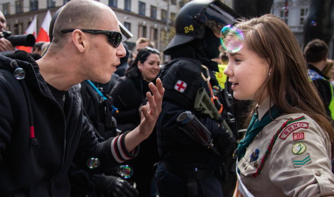 Nữ hướng đạo sinh dũng cảm đối đầu với phát xít mới gây sốt tại Séc ảnh 1