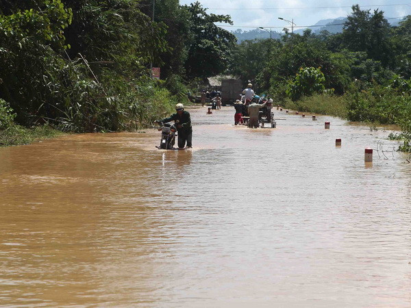 Cảnh báo nguy cơ lũ lớn ở miền Trung, mưa dông mạnh trên biển ảnh 1