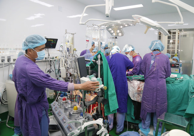 Các bác sỹ BV Chợ Rẫy và BV Việt Đức nỗ lực ghép tạng xuyên Việt ảnh 3