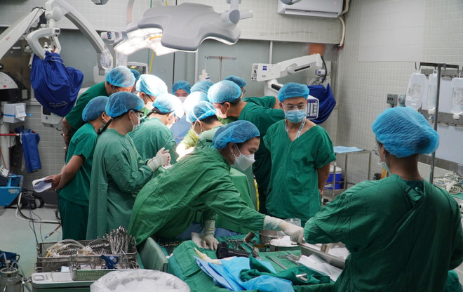 Các bác sỹ BV Chợ Rẫy và BV Việt Đức nỗ lực ghép tạng xuyên Việt ảnh 5