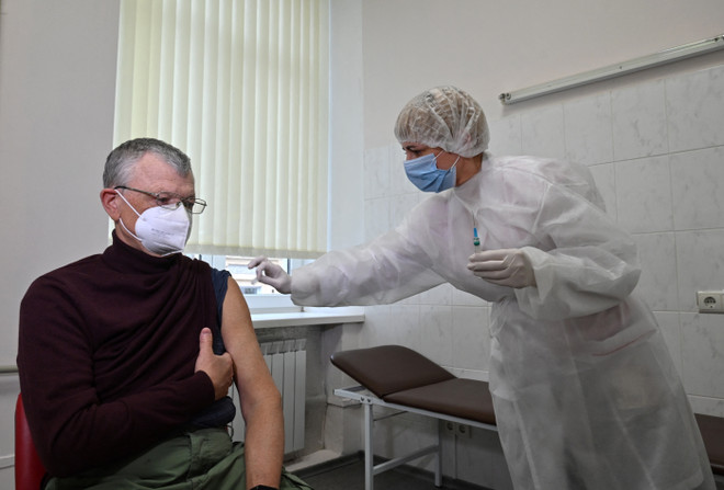 Nhân viên y tế tiêm vaccine phòng COVID-19 cho người dân tại Kiev, Ukraine, ngày 7/4/2021. (Ảnh: AFP/TTXVN) Nga, Ukraine ghi nhận số ca mắc mới và ca tử vong ở mức kỷ lục ảnh 1