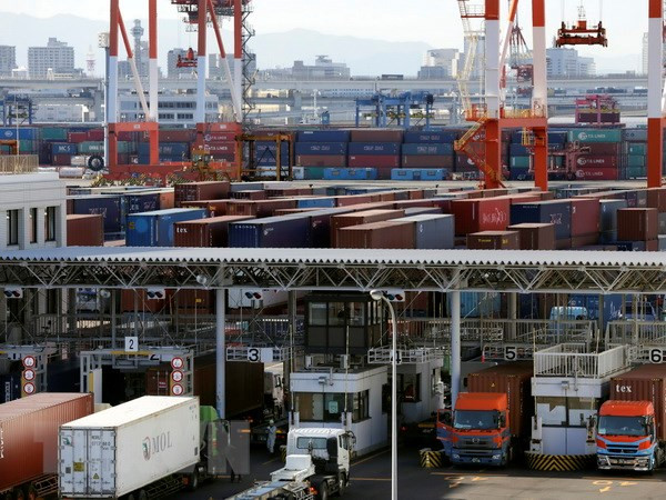 Bốc dỡ container hàng hóa tại cảng Tokyo, Nhật Bản. (Nguồn: EPA/TTXVN) Nhật Bản và Mỹ tiến hành đàm phán thương mại cấp cao vòng 2 ảnh 1