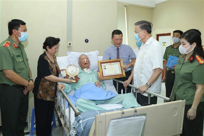 NSND Trọng Bằng và nhạc sỹ Phạm Tuyên được tặng Kỷ niệm chương ảnh 1