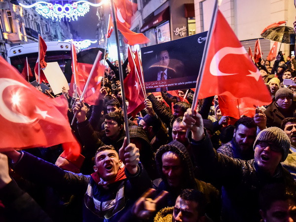 Người biểu tình hạ cờ Hà Lan tại lãnh sự quán ở Istanbul ảnh 1