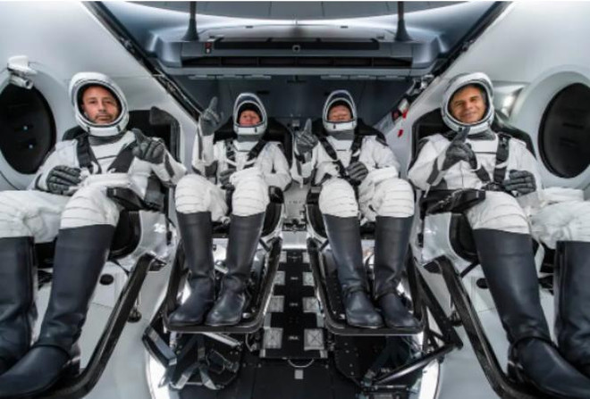 SpaceX đưa phi hành đoàn tư nhân đầu tiên lên Trạm Vũ trụ quốc tế ảnh 1
