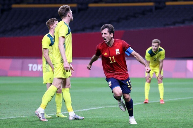 Mikel Oyarzabal (áo đỏ) ghi bàn duy nhất giúp U23 Tây Ban Nha chiến thắng. (Nguồn: AP) Kết quả lượt trận thứ 2 vòng bảng bóng đá nam Olympic Tokyo 2020 ảnh 2