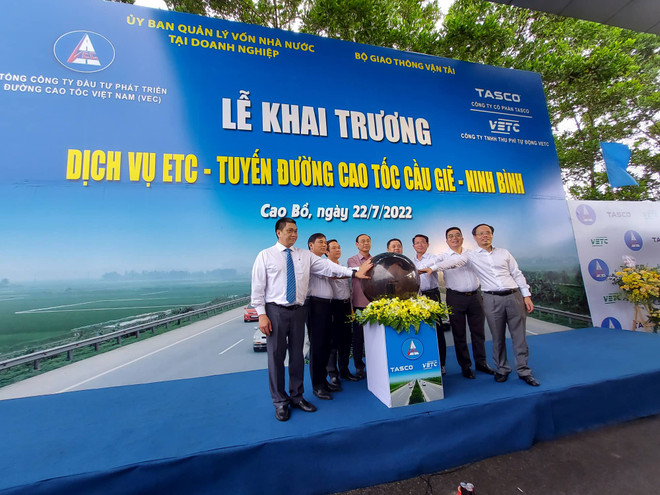 Các đại biểu nhấn nút khai trương hệ thống thu phí không dừng trên tuyến cao tốc Cầu Giẽ-Ninh Bình. (Ảnh: Việt Hùng/Vietnam+) Cao tốc Cầu Giẽ-Ninh Bình chính thức áp dụng thu phí không dừng ảnh 1