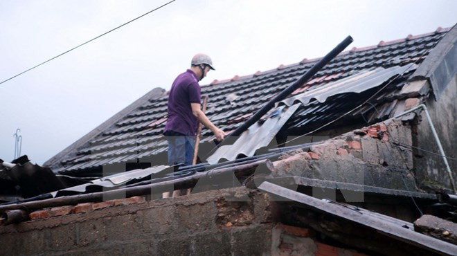 Thừa Thiên-Huế: Lốc kèm theo mưa đá làm hư hại 320 nhà dân ảnh 1