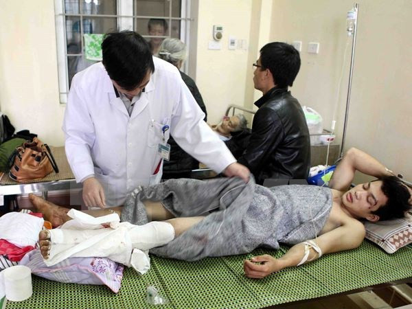 Vụ sập giàn giáo: Nhiều bệnh nhân nặng phải chuyển tuyến trên ảnh 1