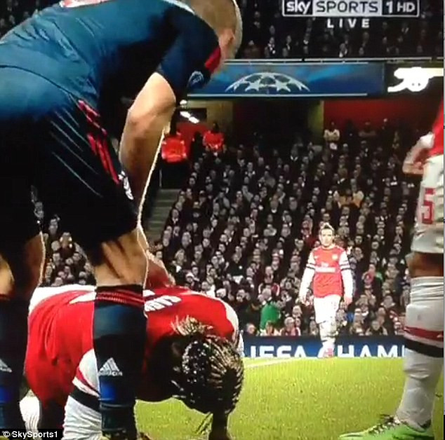 Robben nhổ nước miếng vào Sagna hay chỉ là mồ hôi? ảnh 1