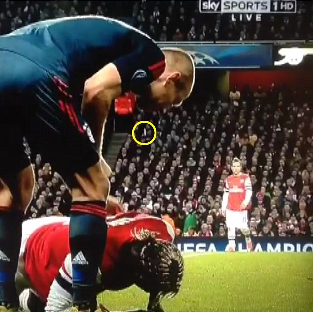 Robben nhổ nước miếng vào Sagna hay chỉ là mồ hôi? ảnh 2