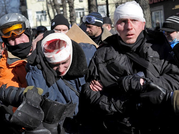 Video cảnh sát Ukraine bị người biểu tình tấn công dã man ảnh 1